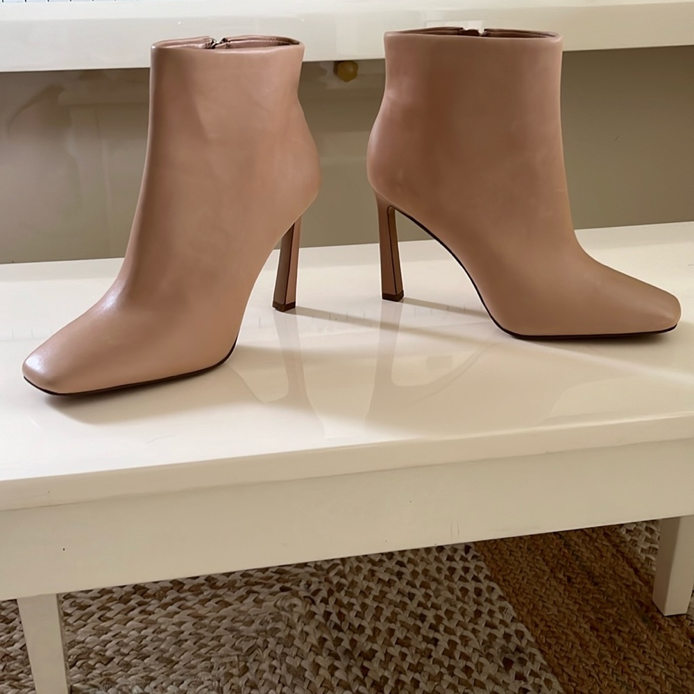 Vince Camuto booties size 8